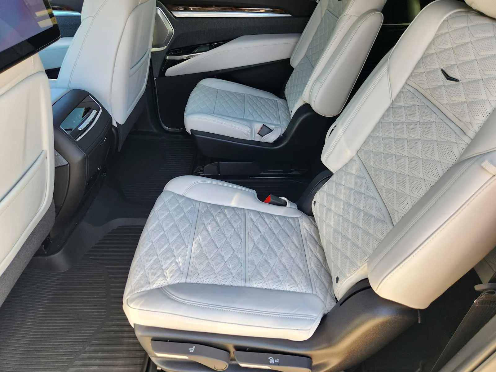 New 2026 Vibrant White Tricoat Cadillac Platinum Sport image 20