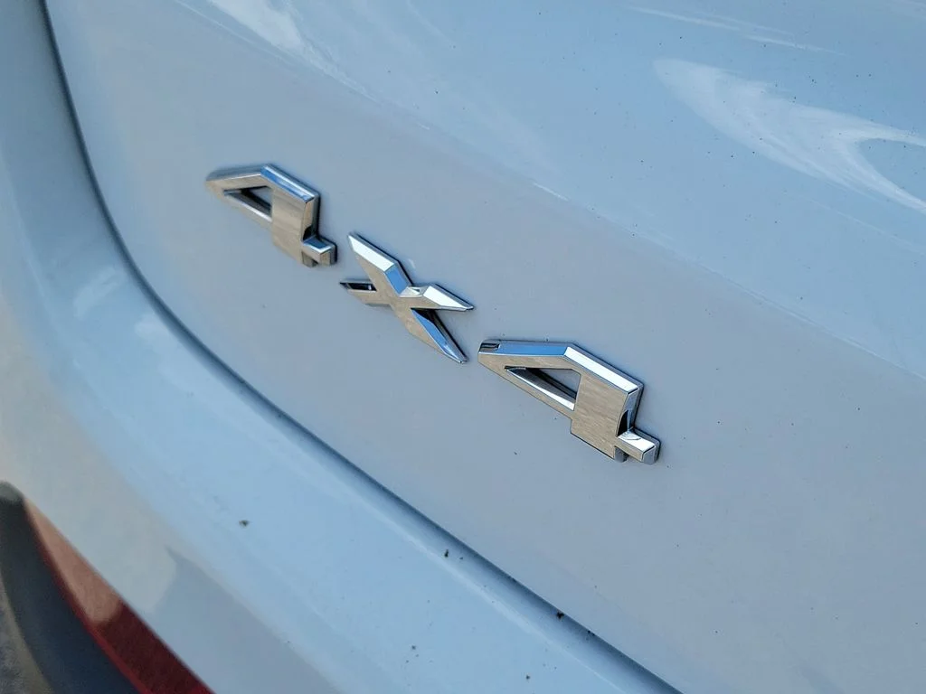 Used 2024 Silver Jeep Latitude image 7