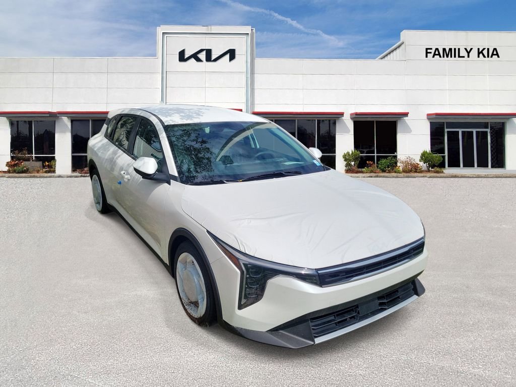 2026 Kia K4 EX AT Hatchback's photo