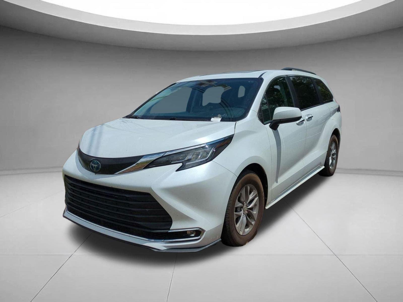 2022 Toyota Sienna XLE 7-Passenger Hybrid FWD's photo