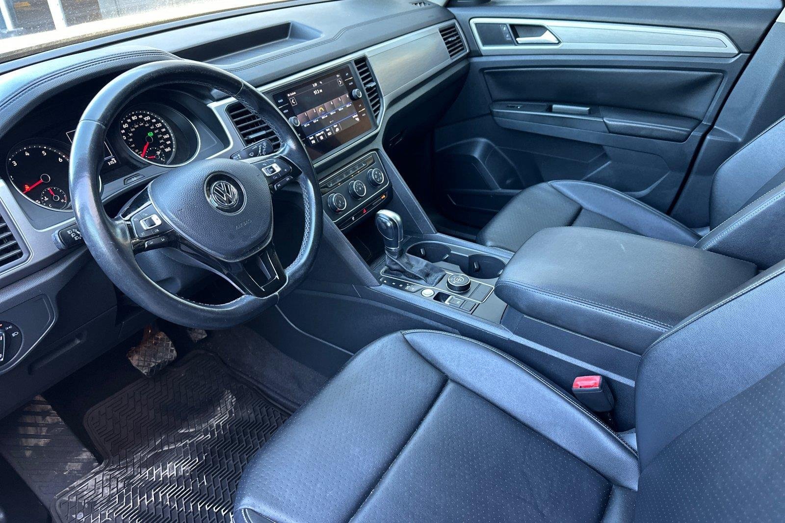Used 2018 Deep Black Pearl Volkswagen 3.6L V6 SE image 10