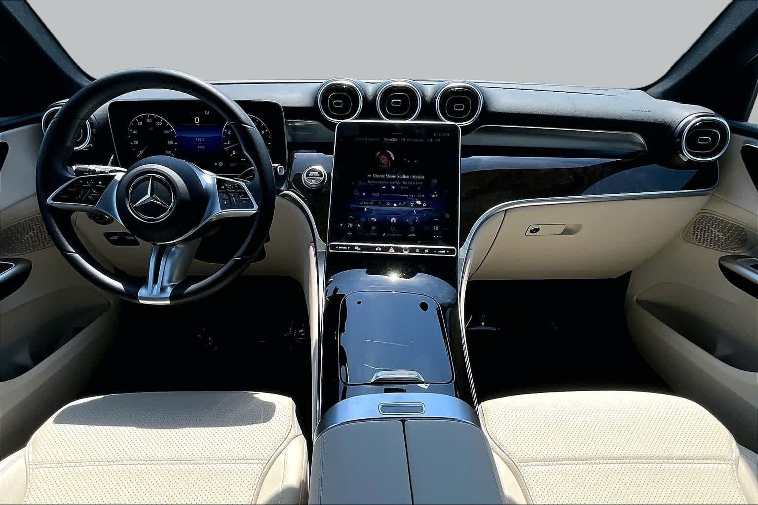 Used 2025 Polar White Mercedes-Benz GLC 300 image 31