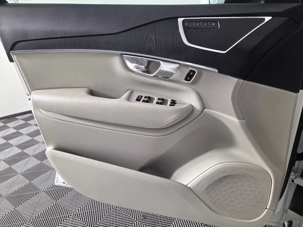 Used 2020 Crystal White Volvo Momentum image 21