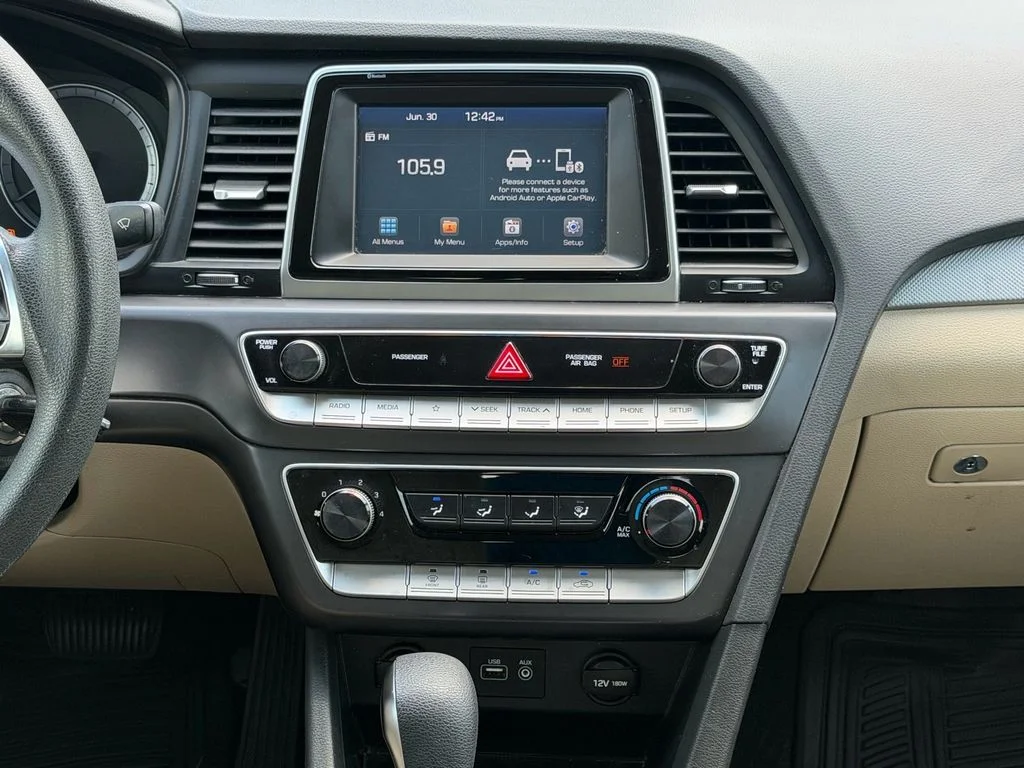 Used 2018 Quartz White Pearl Hyundai SE image 17