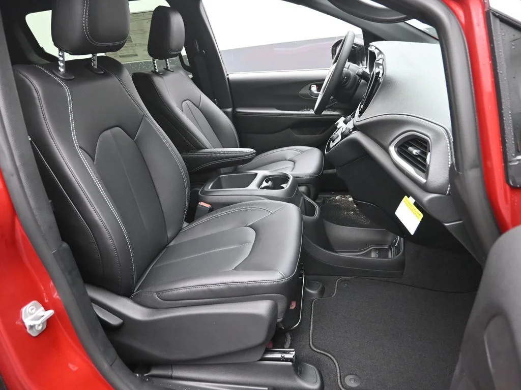 2026 Chrysler Pacifica Select - Photo 9