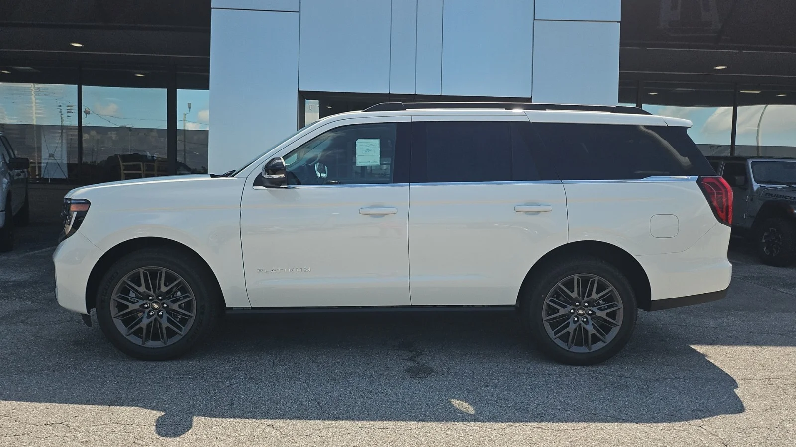 New 2027 Star White Metallic Tri-Coat Ford Platinum 4WD image 2