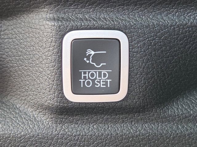 New 2026 Bright White Clear-Coat Exterior Paint Jeep Limited image 35