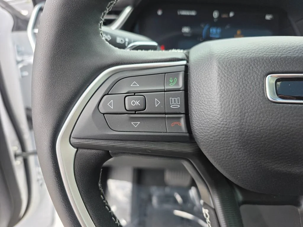New 2026 Bright White Clear-Coat Exterior Paint Jeep Laredo X image 18