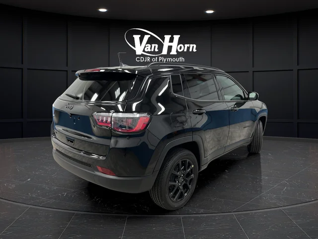 New 2026 Diamond Black Crystal Pearl-Coat Exterior Paint Jeep Latitude image 7