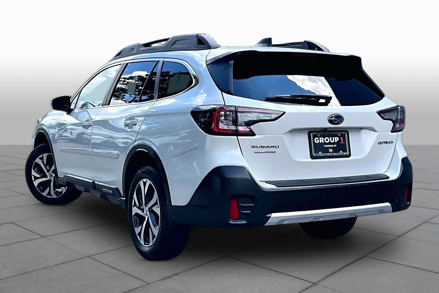 Used 2022 Crystal White Pearl Subaru Limited image 12