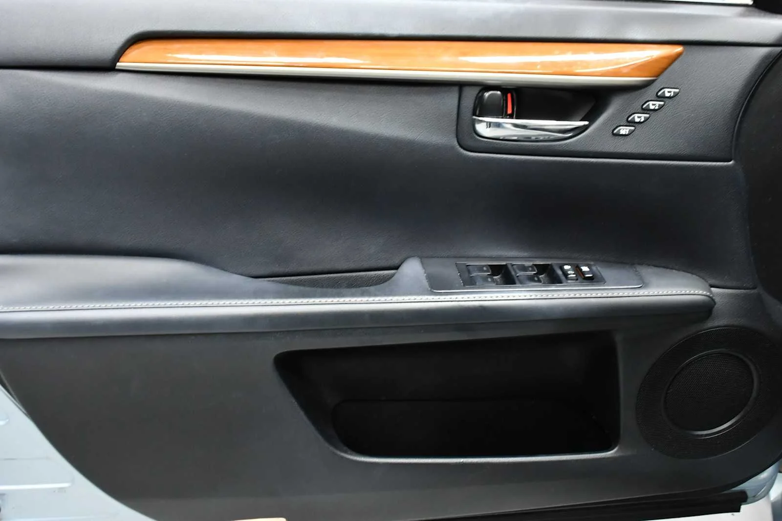 Used 2014 Cerulean Blue Metallic Lexus Hybrid image 13