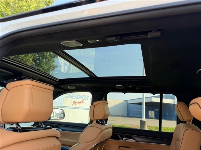 New 2026 Bright White Clear-Coat Exterior Paint Jeep Summit Reserve image 12