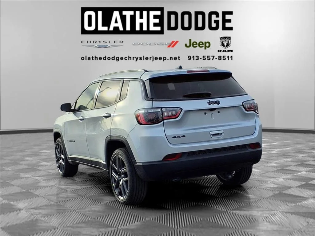 New 2026 Silver Zynith Metallic Clearcoat Jeep Latitude image 3