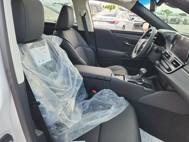 2025 Lexus ES 350 - Photo 25