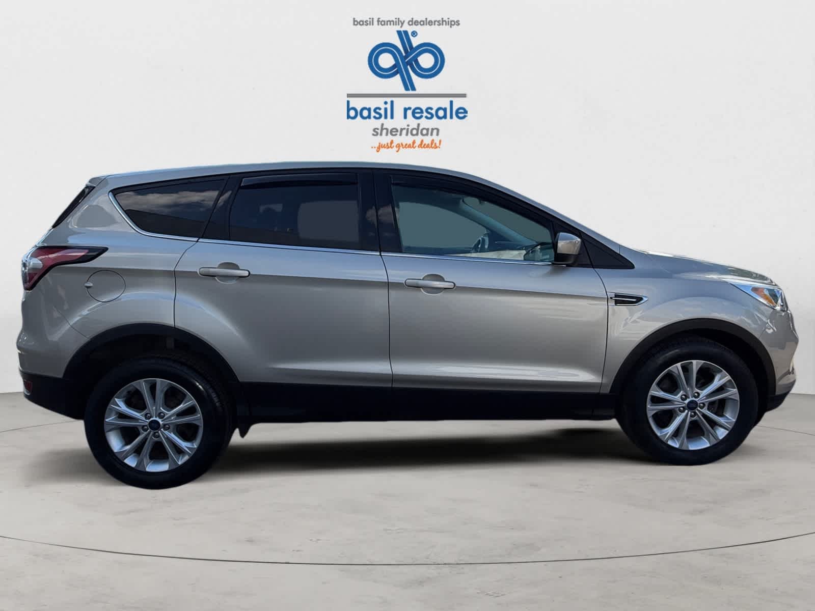 Used 2017 White Gold Ford SE image 9