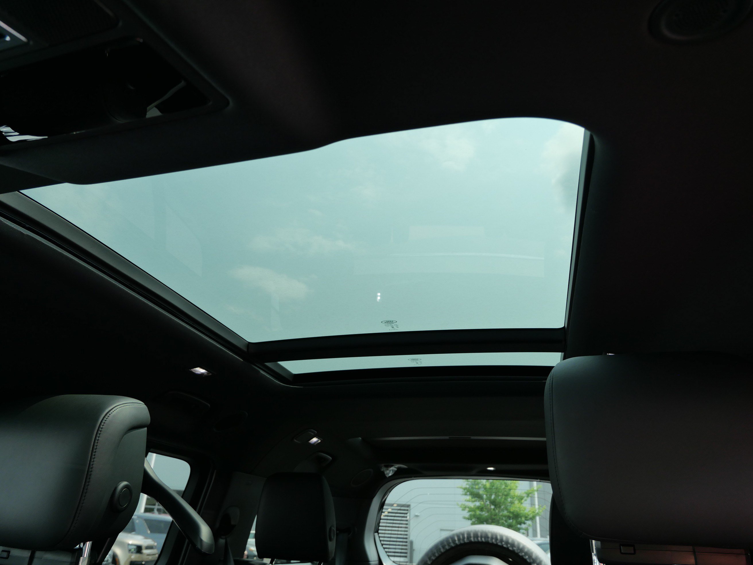 New 2026 Santorini Black Land Rover X-Dynamic SE image 6