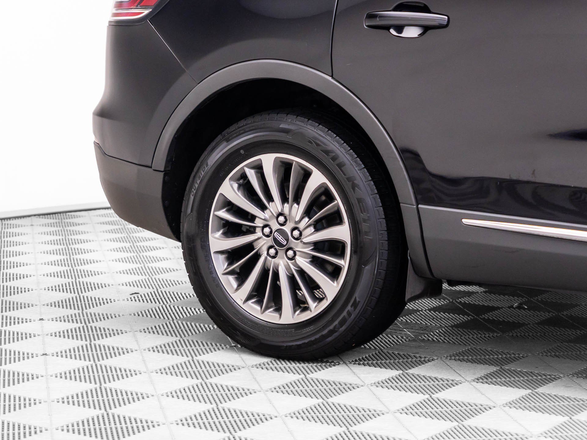 Used 2019 Black Lincoln Select image 36