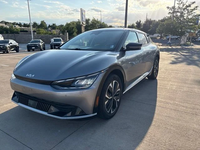 Used 2023 Gray Kia Wind image 1