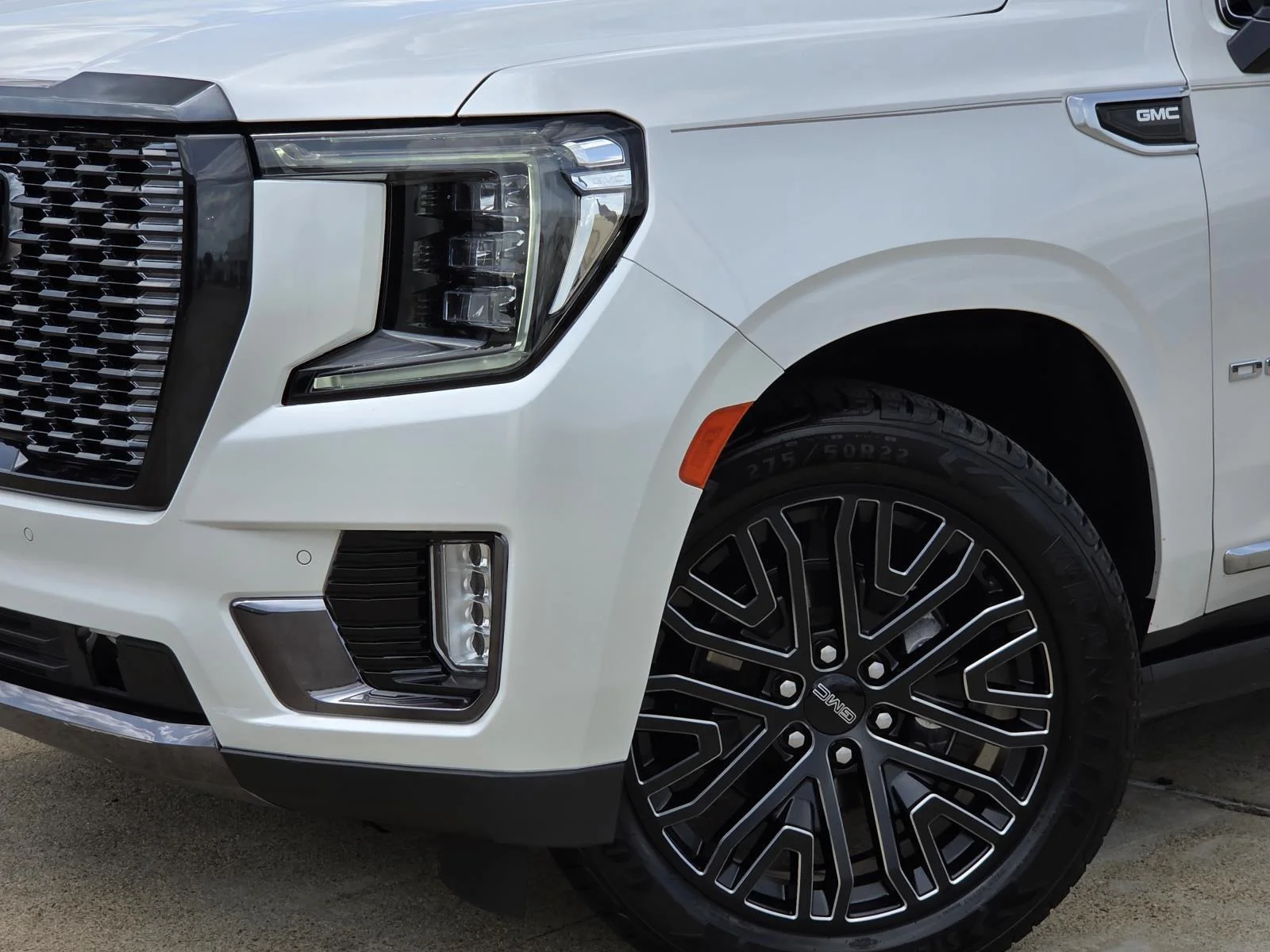 Used 2022 White Frost Tricoat GMC Denali image 7