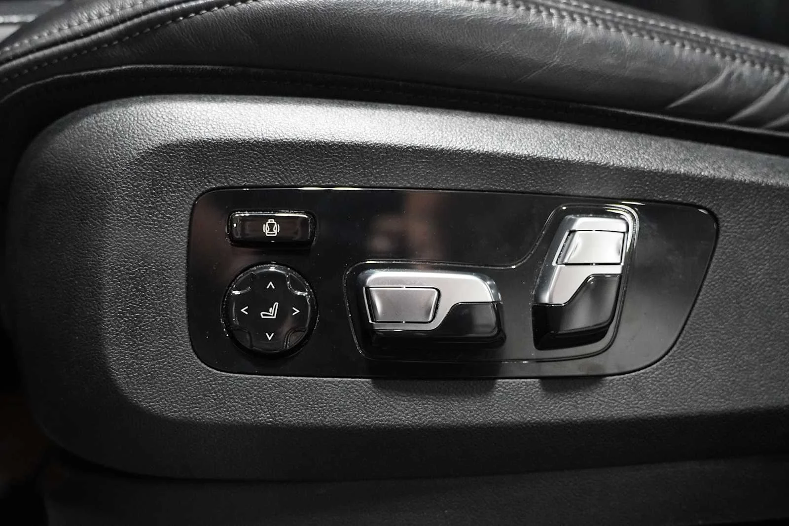 Certified Used 2024 Black Sapphire Metallic BMW M60i image 13