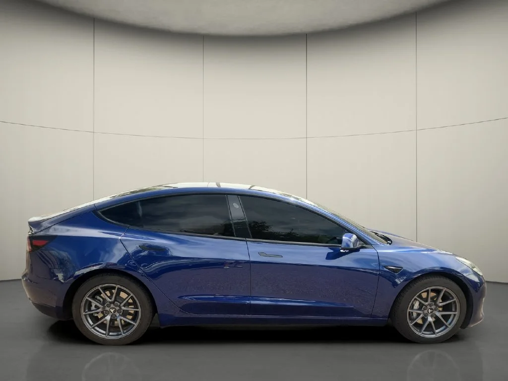 Used 2022  Tesla Base image 8