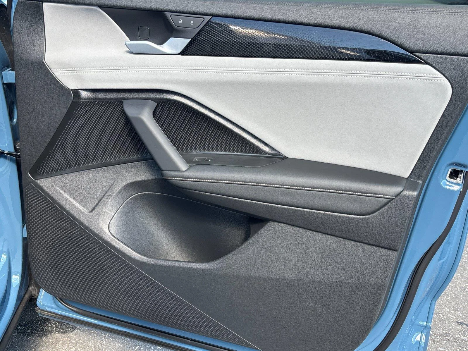 New 2026 monterey blue with deep black roof Volkswagen SE R-Line Black image 38