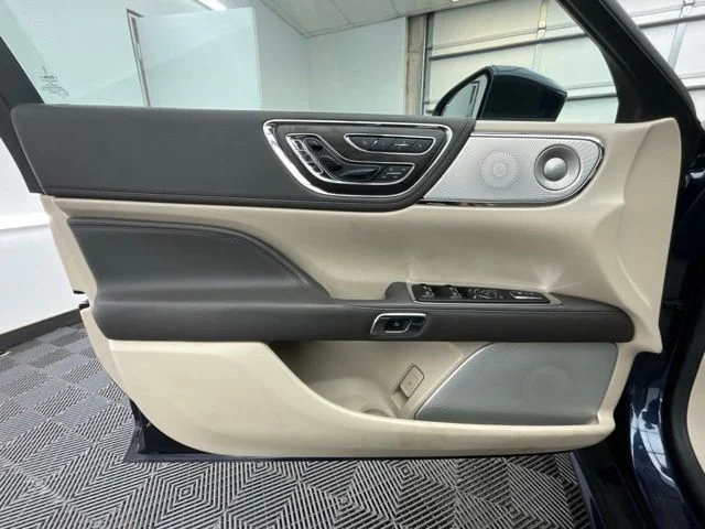 Used 2017 Black Lincoln Reserve image 11