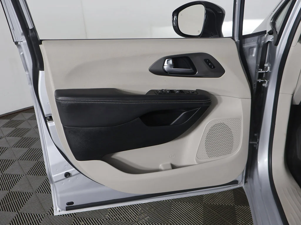 Used 2024 Silver Mist Clearcoat Chrysler Touring L image 26
