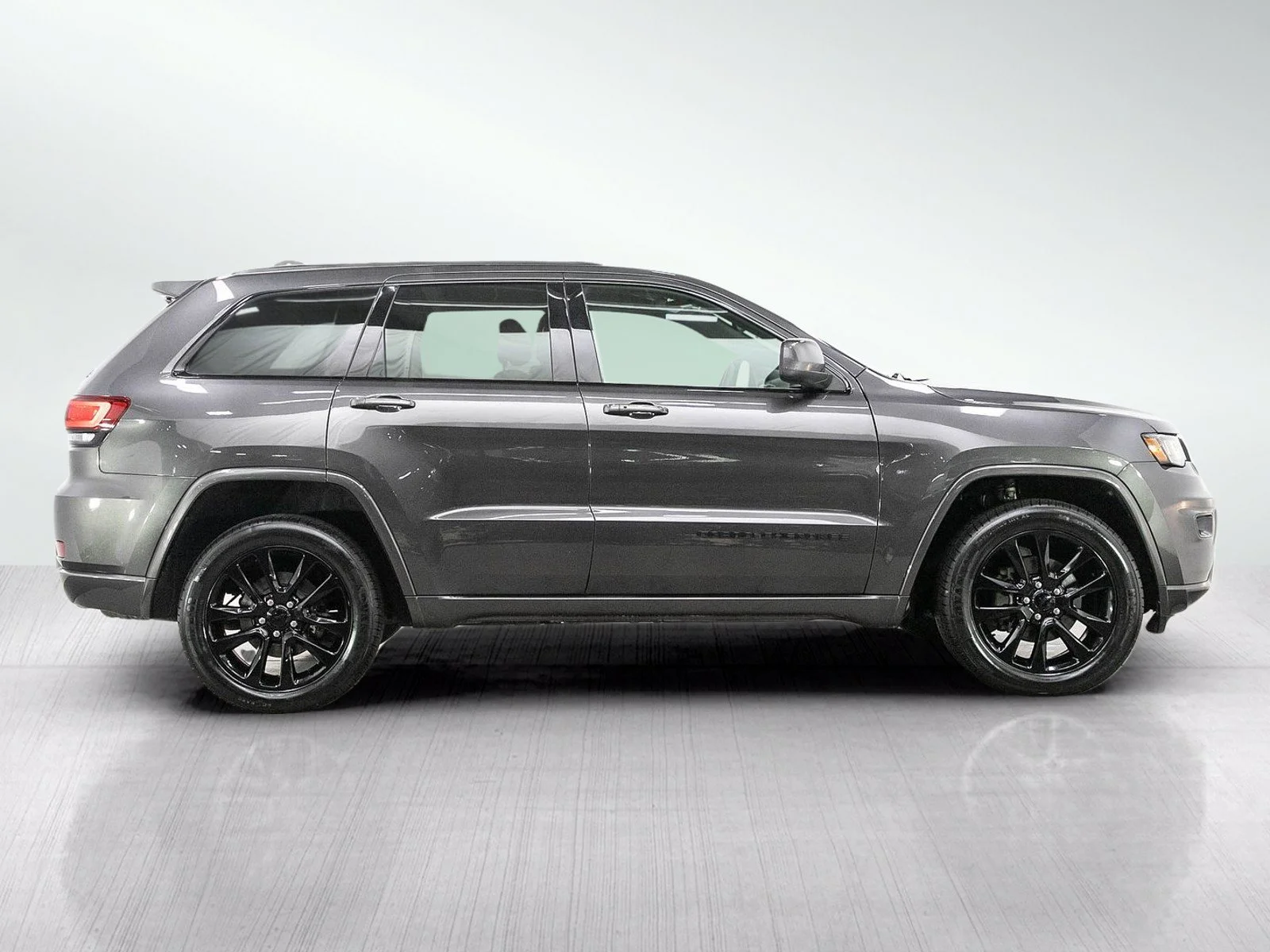 Used 2018 Granite Crystal Metallic Clearcoat Jeep Altitude image 6