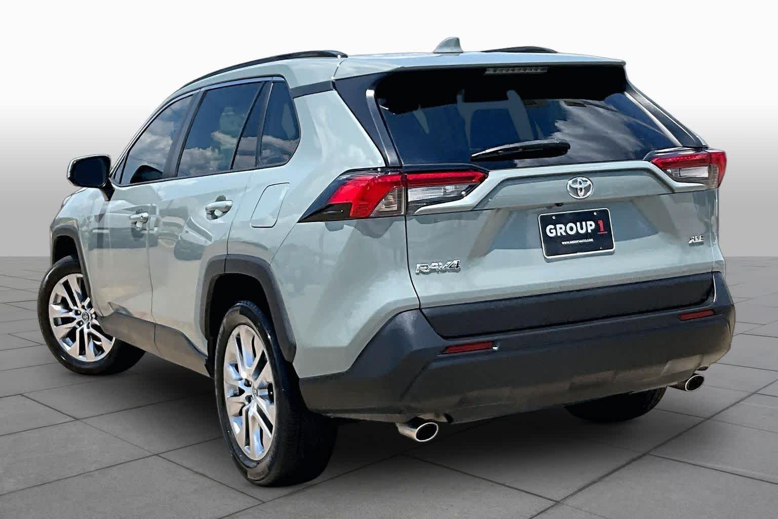 Used 2020 Lunar Rock Toyota XLE Premium image 12