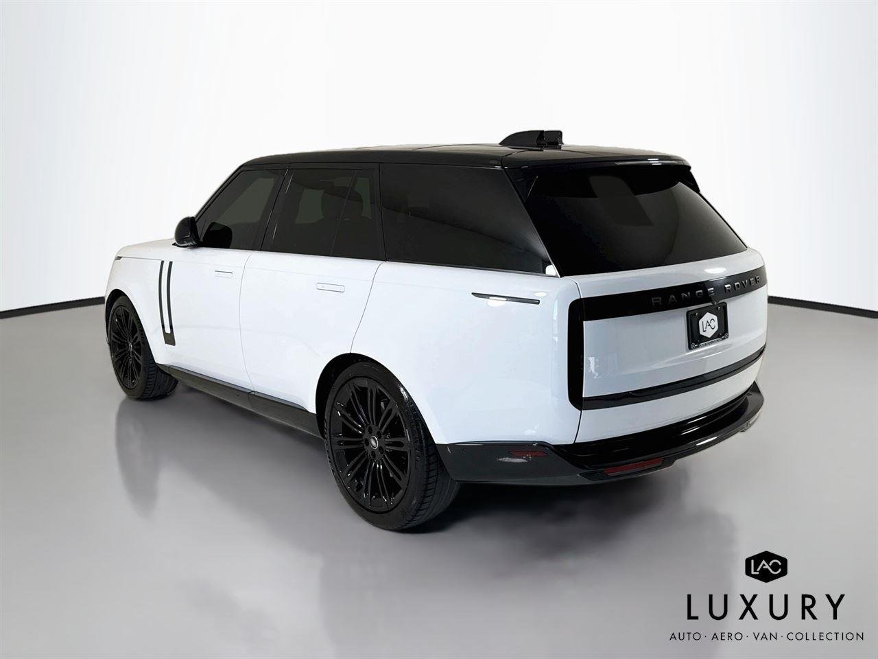Used 2024 Fuji White Land Rover SE | Blackout Pkg | 360 Camera | Heated/Vented Seats image 8