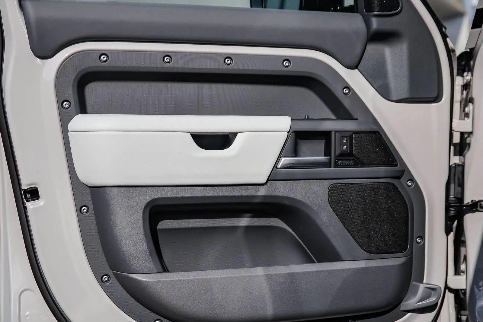 2026 Land Rover Defender X-Dynamic SE - Photo 21