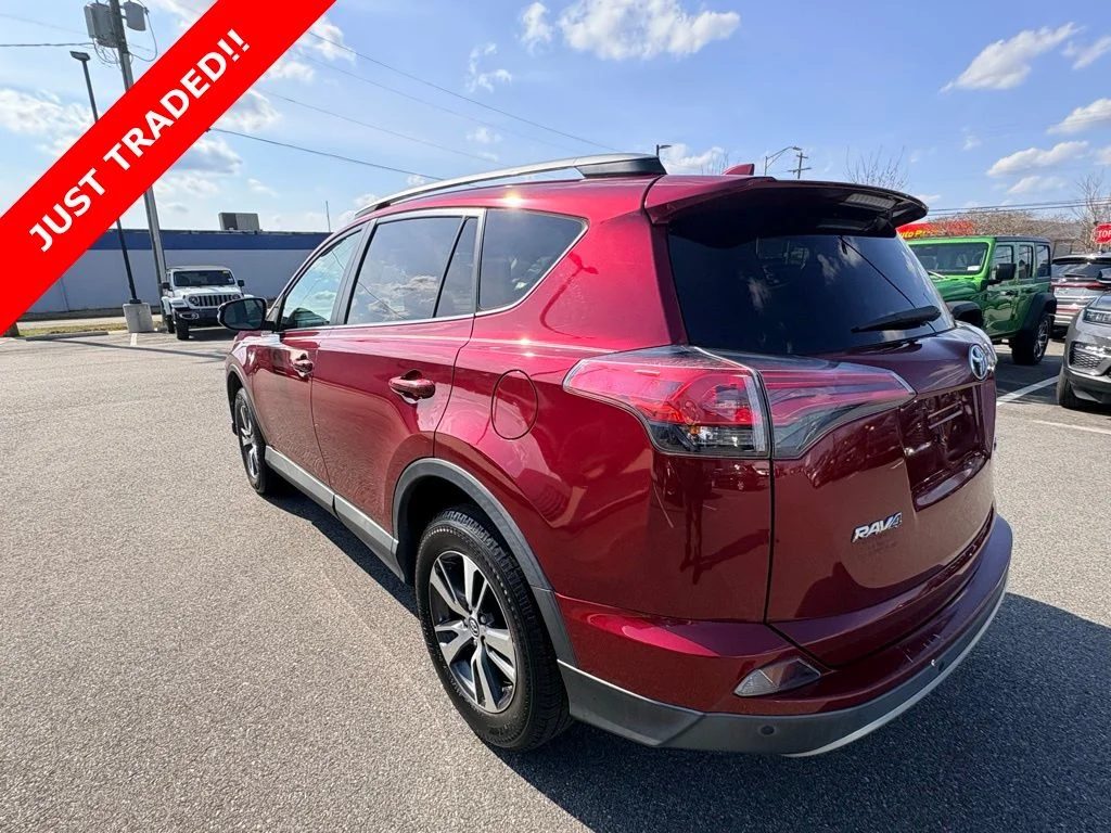 Used 2018 Red Toyota XLE image 9