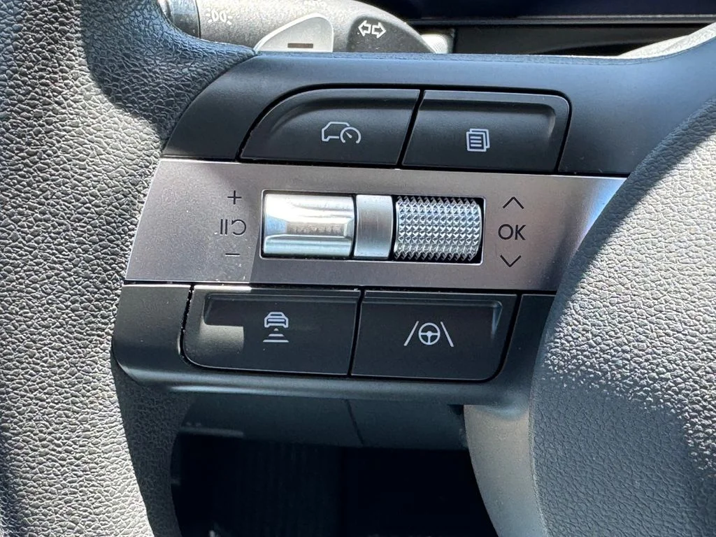 Used 2025 Red Hyundai SEL image 18