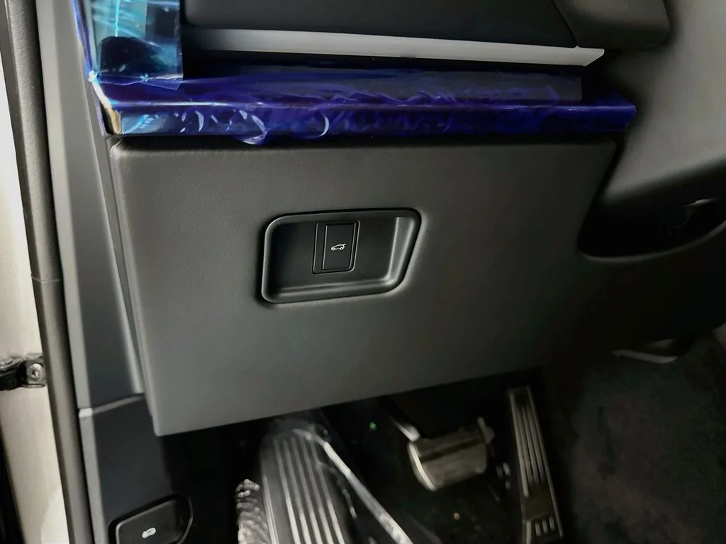 New 2026 Flux Silver Ultra Mettalic Gloss Land Rover Dynamic SE image 10