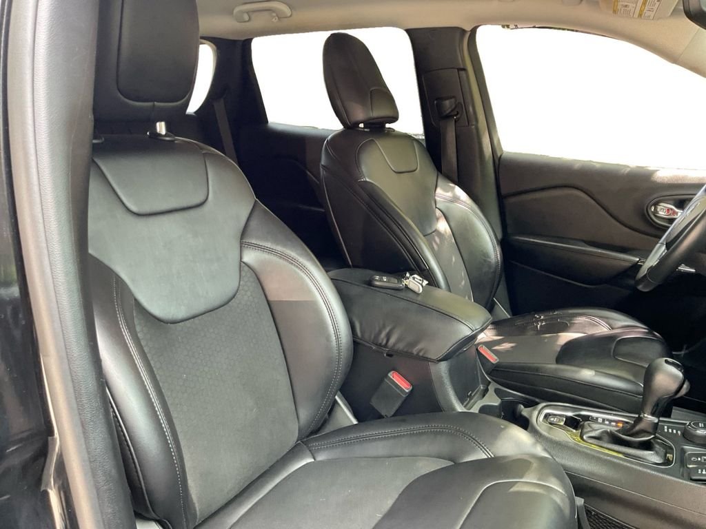 Used 2019 Black Jeep Latitude Plus image 28