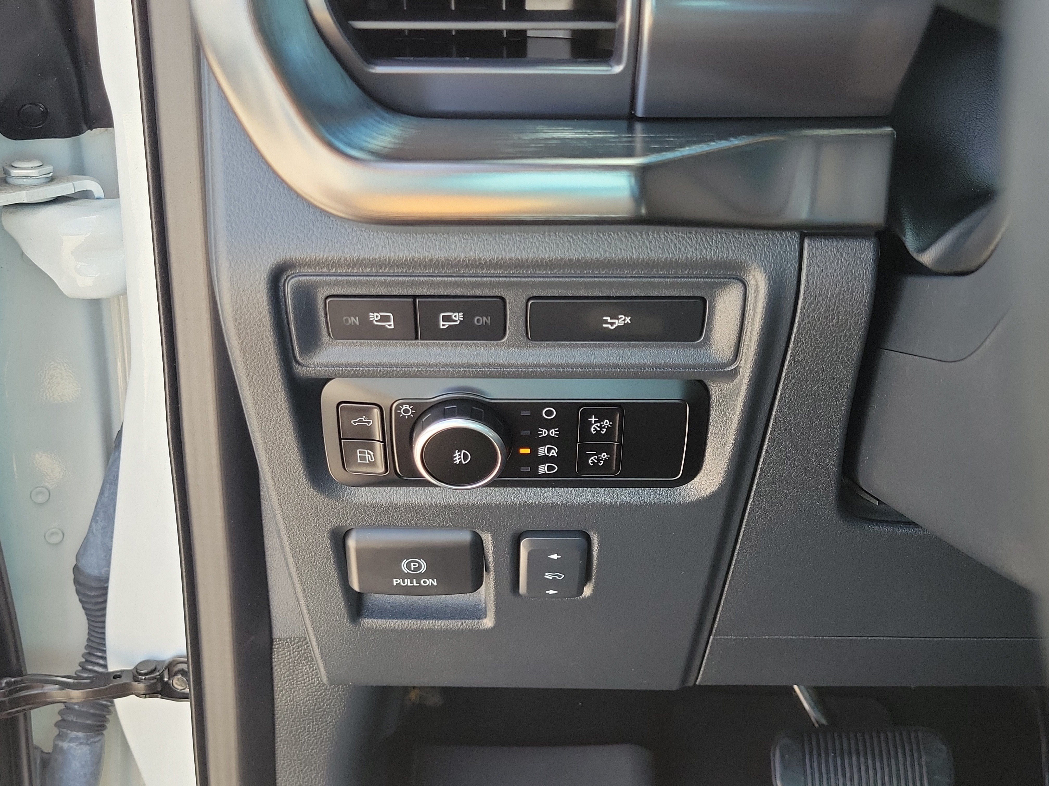 Used 2023 White Metallic Ford LARIAT image 25