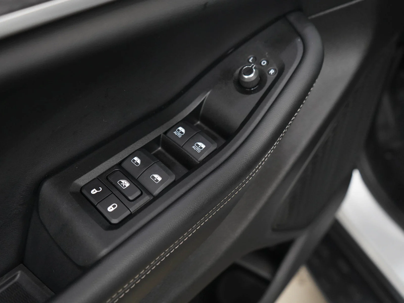 Used 2024 Silver Zynith Jeep Limited image 21