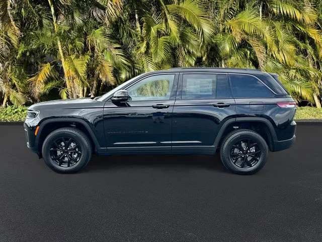 New 2026 Diamond Black Crystal Pearlcoat Jeep Altitude image 2