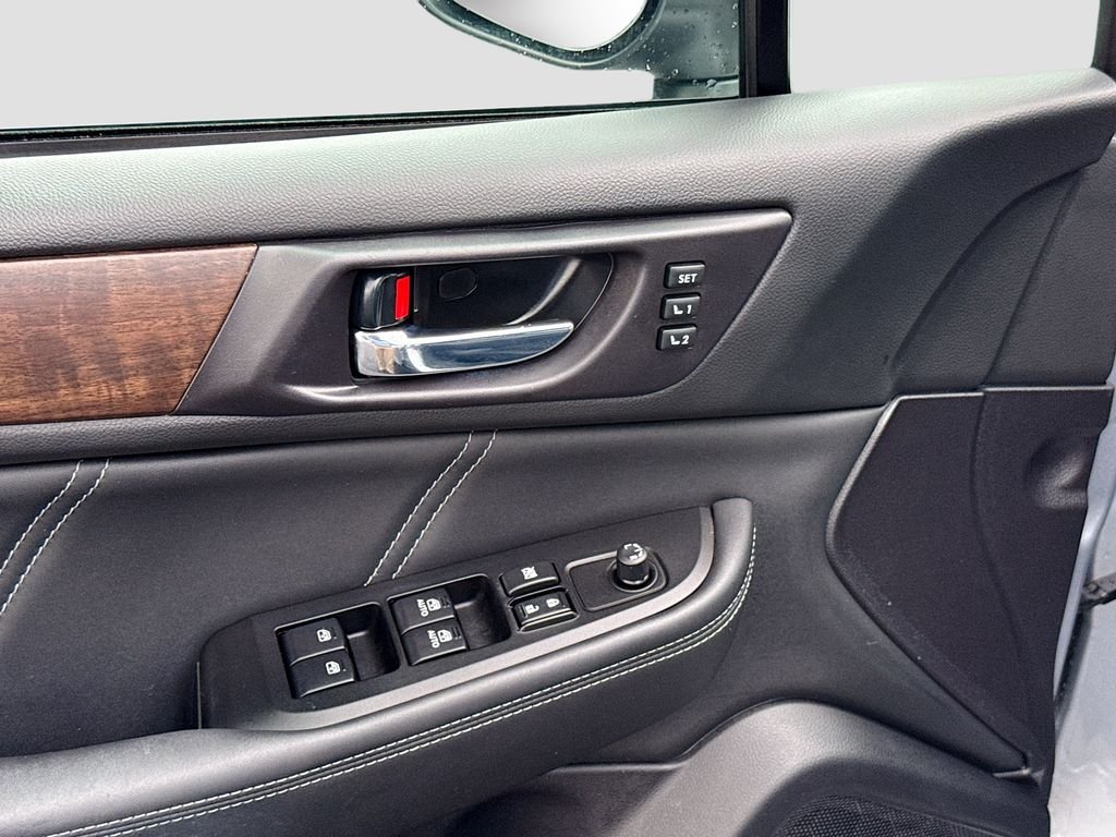 Used 2019 Ice Silver Metallic Subaru Limited image 18