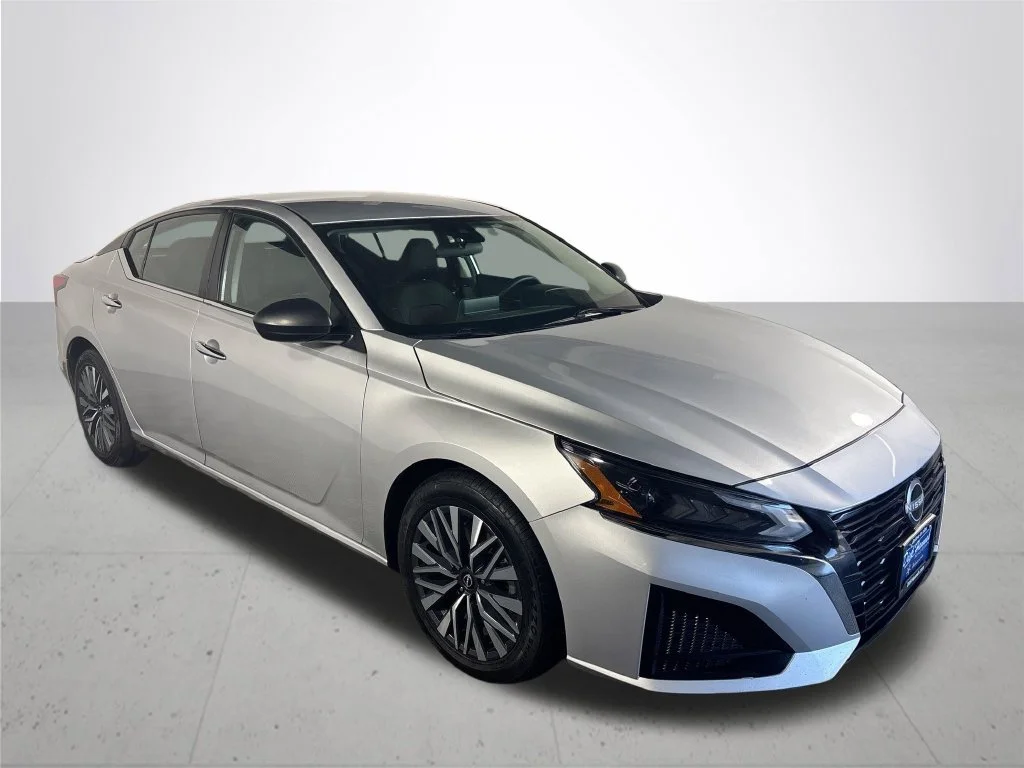 Used 2024 Silver Nissan 2.5 SV image 4