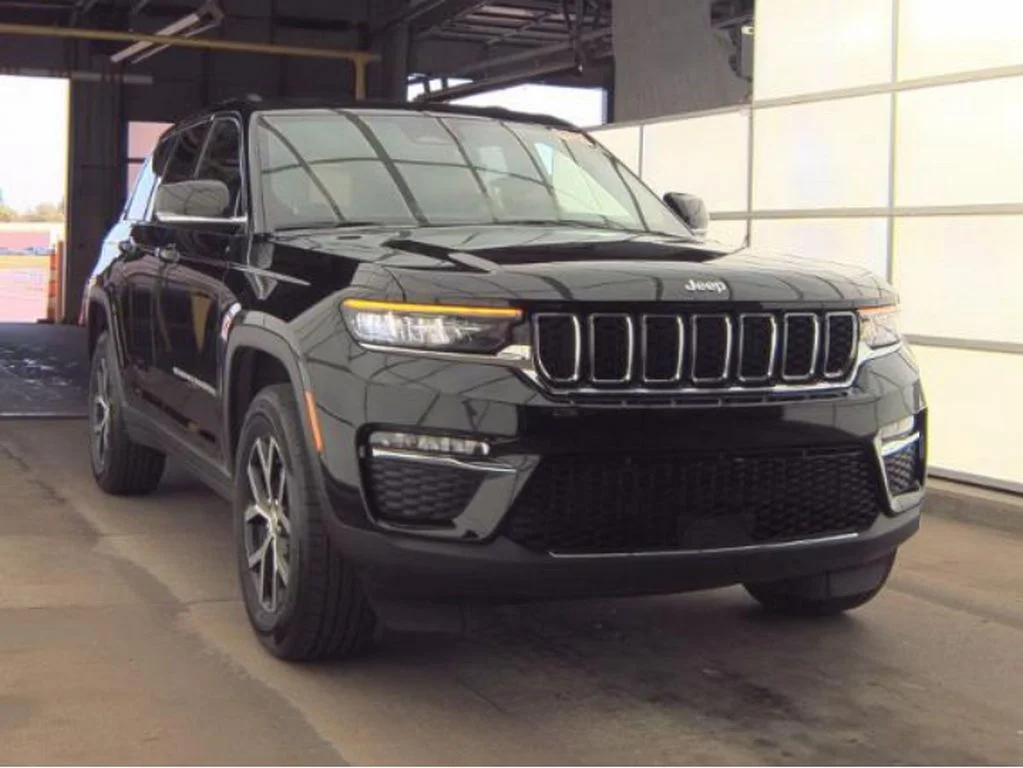 Used 2024 Diamond Black Jeep Limited image 4