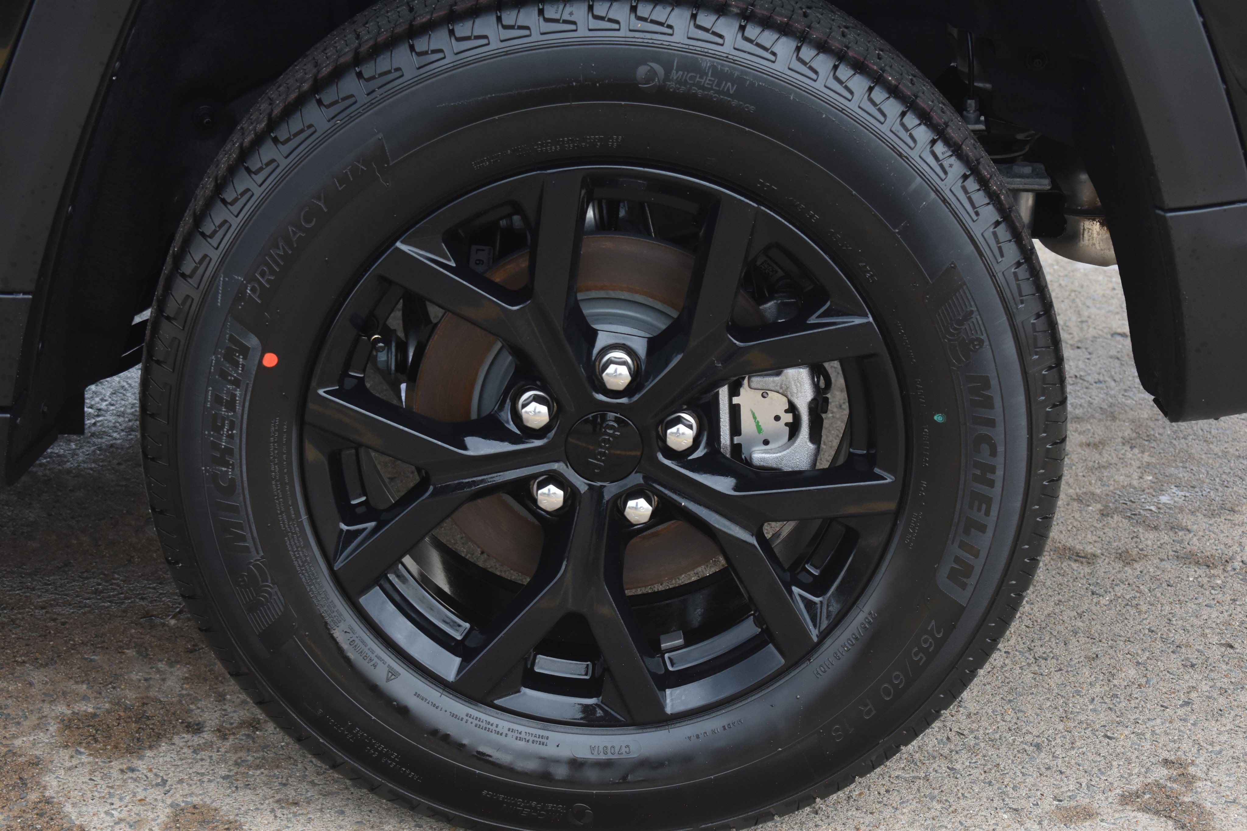 New 2026 Diamond Black Crystal Pearl-Coat Exterior Paint Jeep Laredo Altitude image 10