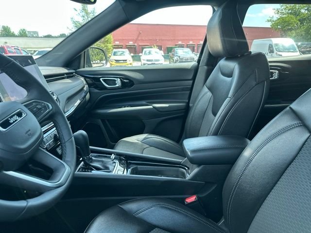 Used 2025 Diamond Black Jeep Latitude image 7