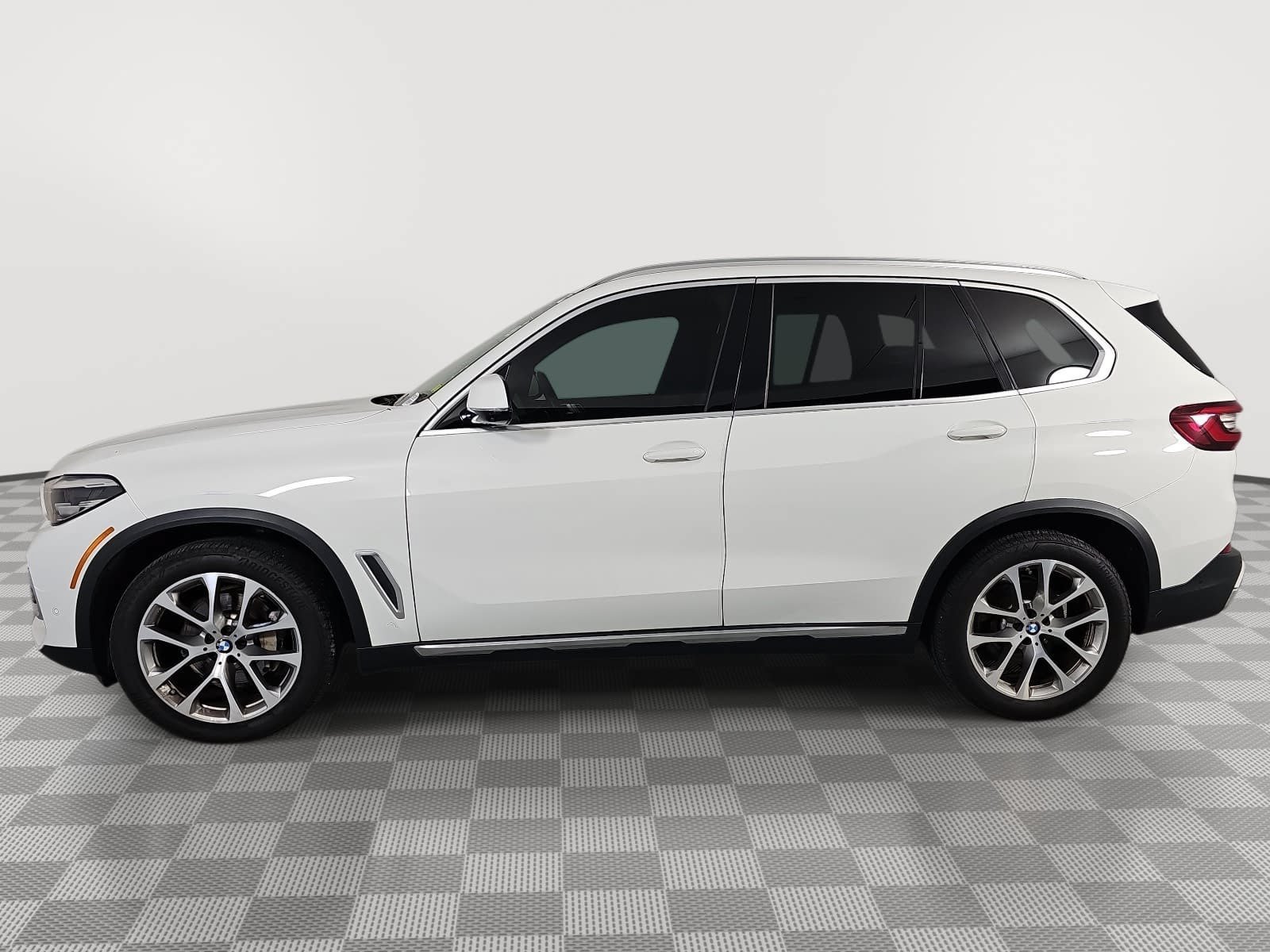 Used 2021 White BMW xDrive40i image 5