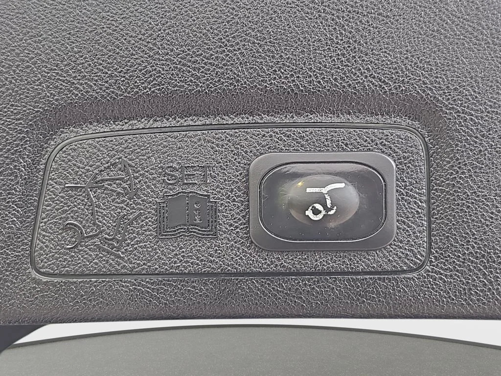 Used 2017 Red Lincoln Reserve image 13