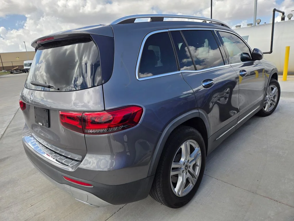 Used 2021  Mercedes-Benz GLB 250 image 2