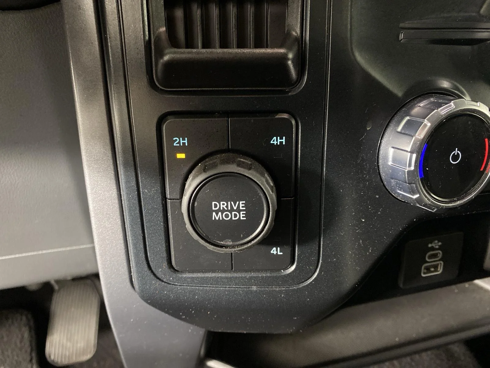 Used 2025 Iconic Silver Ford XLT image 20