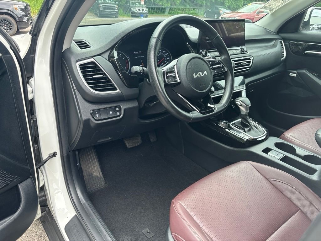 Used 2022 White Kia SX image 11