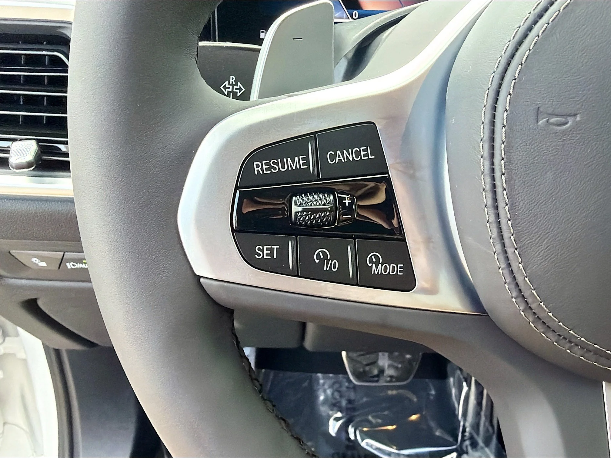 New 2026 Mineral White Metallic BMW xDrive50e image 38